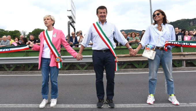 Bergamo e Brescia unite da una catena umana lunga 80 chilometri