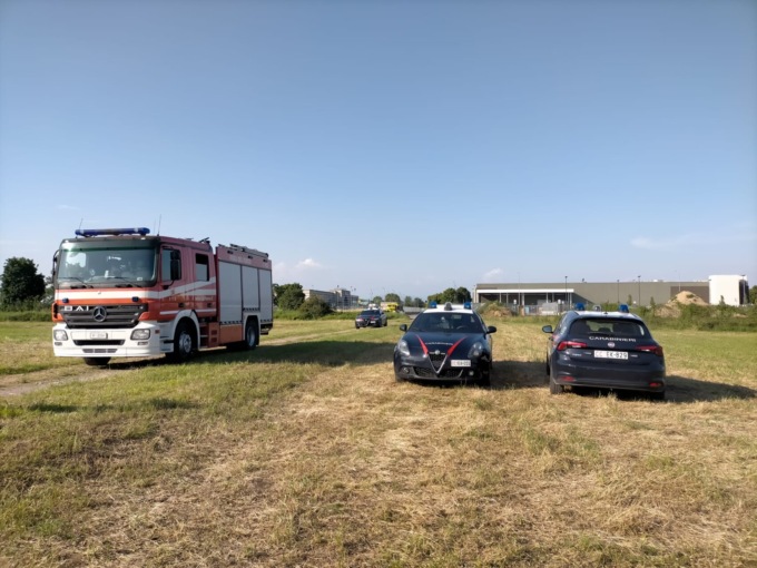 Caravaggio, donna nuda picchiata da un anziano. E un’auto dei carabinieri va a fuoco