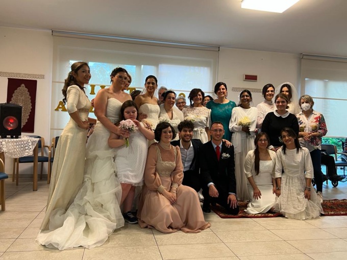 Quella commovente sfilata di abiti da sposa alla Rsa di Azzano San Paolo