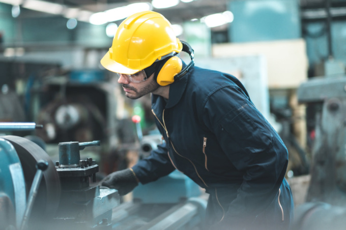 Produzione industriale in calo a Bergamo nel 2023 (-0,9%), ma gli ultimi mesi mostrano un miglioramento