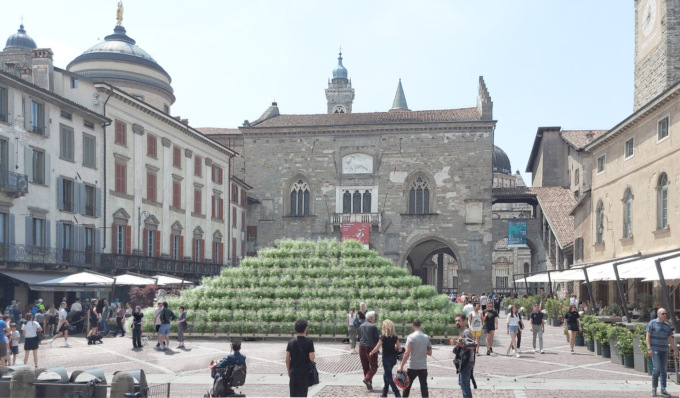 Una piramide di piante in piazza Vecchia per “I Maestri del Paesaggio” edizione 2023