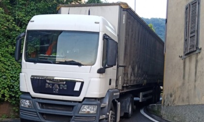 Vall'Alta di Albino divisa in due da un camion bloccato in una strettoia