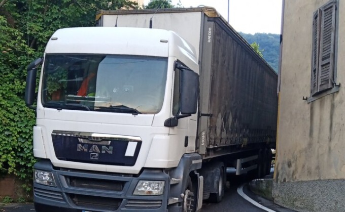 Vall’Alta di Albino divisa in due da un camion bloccato in una strettoia
