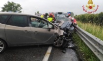 Scontro frontale a Bolgare, una delle persone coinvolte è rimasta bloccata nell'abitacolo