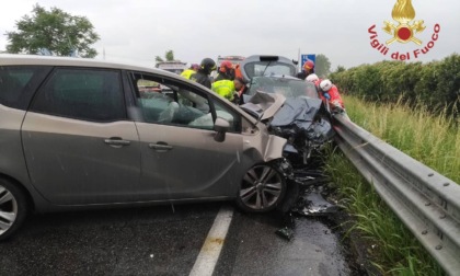 Scontro frontale a Bolgare, una delle persone coinvolte è rimasta bloccata nell'abitacolo