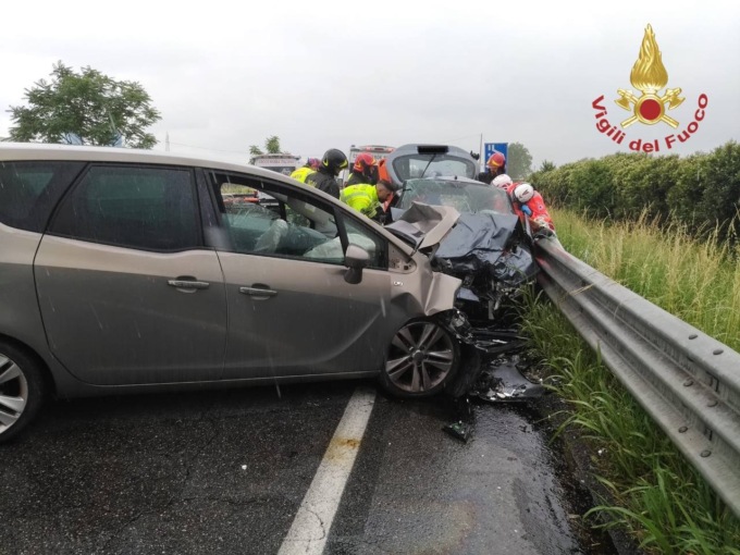 Scontro frontale a Bolgare, una delle persone coinvolte è rimasta bloccata nell’abitacolo