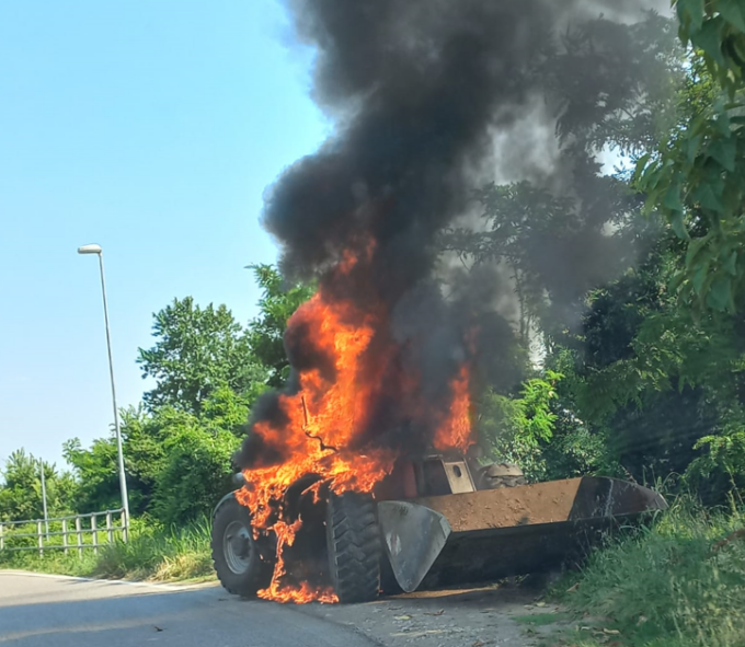 Colonna di fumo nero tra Antegnate e Covo: a fuoco una ruspa