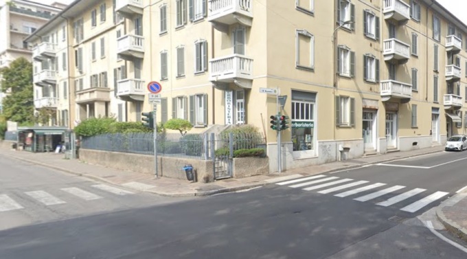 Investita dal furgone di un corriere in via Broseta, grave 77enne