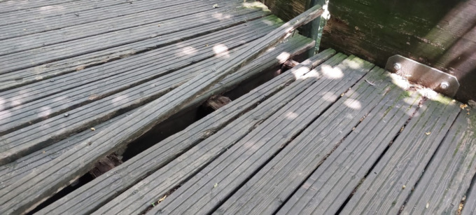 Il ponte di legno sulla Morla per pedoni e ciclisti è in «condizioni pessime»