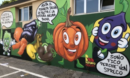 Nuovo murales a Celadina che fa parlare frutta e verdura contro lo spreco alimentare