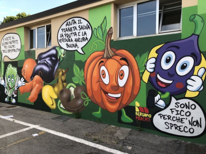 Nuovo murales a Celadina che fa parlare frutta e verdura contro lo spreco alimentare