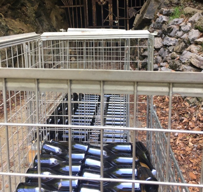 Duecento bottiglie di vino in miniera per farle fermentare: la nuova sperimentazione a Dossena