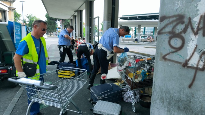 Gli agenti trovano cocaina nel suo borsello: arrestato alla stazione autolinee