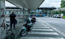 Fugge dalla polizia locale alle autolinee e si nasconde sotto un’auto: arrestato