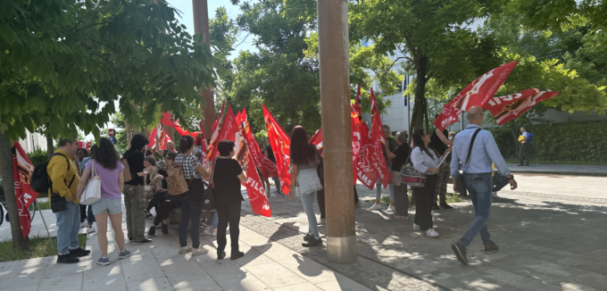 «Così non va, siamo al limite»: la protesta delle addette alle pulizie fuori dal Papa Giovanni