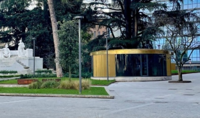 Barchette di carta nel laghetto, quello che doveva essere il bar del Donizetti affonda
