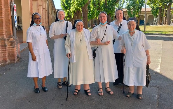 Suor Sujenne (delle suore di via Tassis), che cura la stanchezza delle donne bergamasche