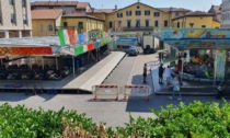 Polemica a Ponte San Pietro: «L'autoscontro impedisce il passaggio alle carrozzine»