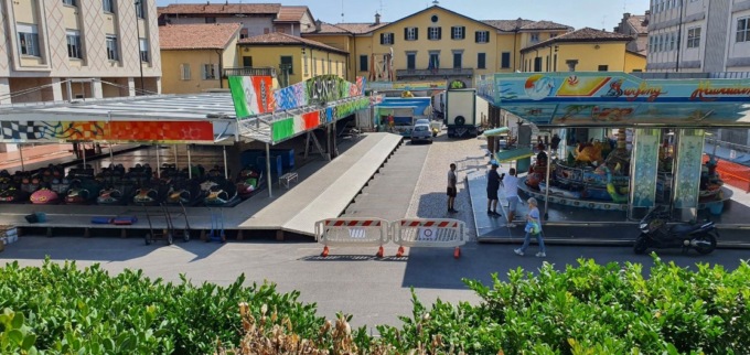 Polemica a Ponte San Pietro: «L’autoscontro impedisce il passaggio alle carrozzine»