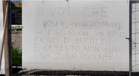 Un brutto sfregio quelle scritte contro la Casa di Leo a Treviolo