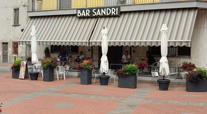 Tutta la vita per il bar: il mitico bar Sandri di Levate compie sessant’anni