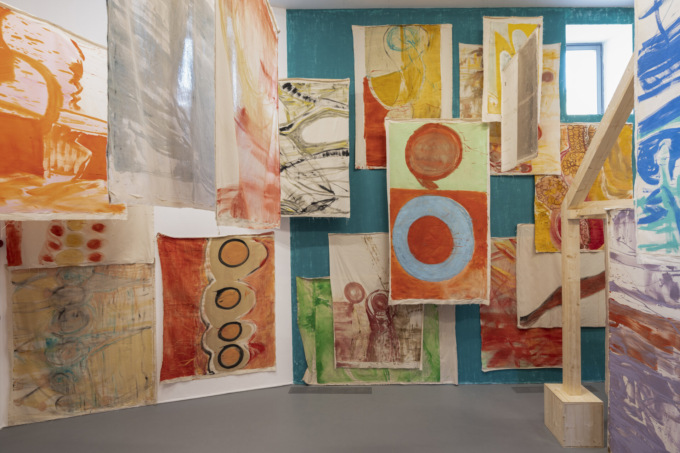 L’estate della Gamec tra il bianco e nero di Rachel Whiteread e i colori di Vivian Suter