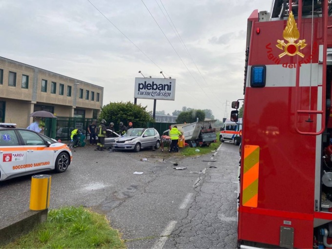 Romano, scontro tra un’auto e un furgone della nettezza urbana: due feriti in codice giallo