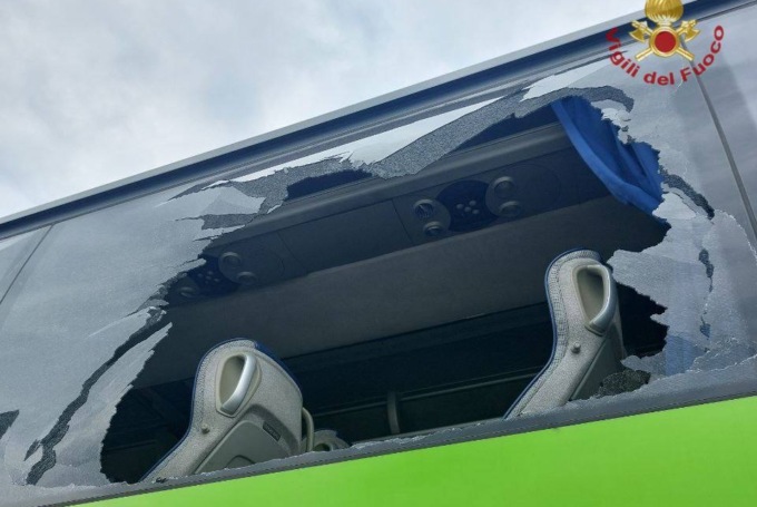 Incendio su un autobus vicino al casello di Bergamo: tutti in salvo