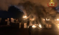 Grande incendio nella notte a Bolgare, il Comune: «Tenete chiuse le finestre»