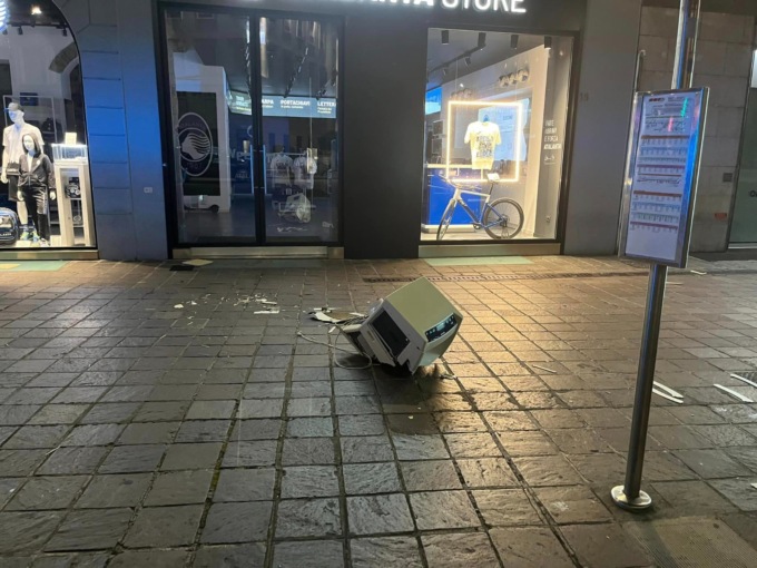 Litiga con l’ex e lancia il condizionatore giù dalla finestra: paura a Porta Nuova