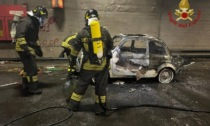 Auto in fiamme nella galleria di Costa Volpino: chiusa e poi riaperta la statale 42