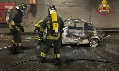 Auto in fiamme nella galleria di Costa Volpino: chiusa e poi riaperta la statale 42