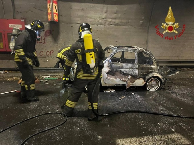 Auto in fiamme nella galleria di Costa Volpino: chiusa e poi riaperta la statale 42