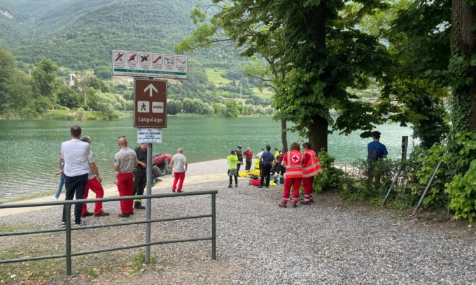 Si tuffa nel lago a Spinone e non riemerge: muore 16enne egiziano, in Italia senza genitori