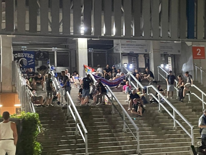 Abbonamenti, via alla fase dedicata a chi aveva un posto in Curva Sud: tifosi in coda tutta notte