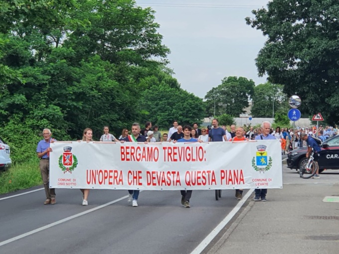 «Questa autostrada non la vogliamo»: due cortei per dire “no” alla Bergamo-Treviglio (foto e video)