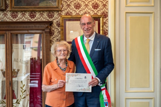 Dal ’58 non si è persa una stagione balneare: ex maestra di Romano premiata dal  sindaco di Alassio