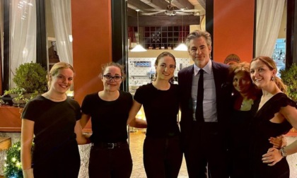 Il capitano Kirk è atterrato al Baretto di San Vigilio: la foto con lo staff