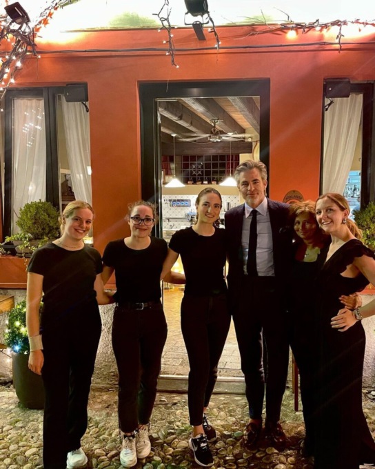 Il capitano Kirk è atterrato al Baretto di San Vigilio: la foto con lo staff