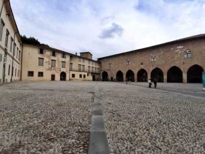 L’ipotesi di creare un punto carico-scarico in piazza Cittadella fa discutere Città Alta