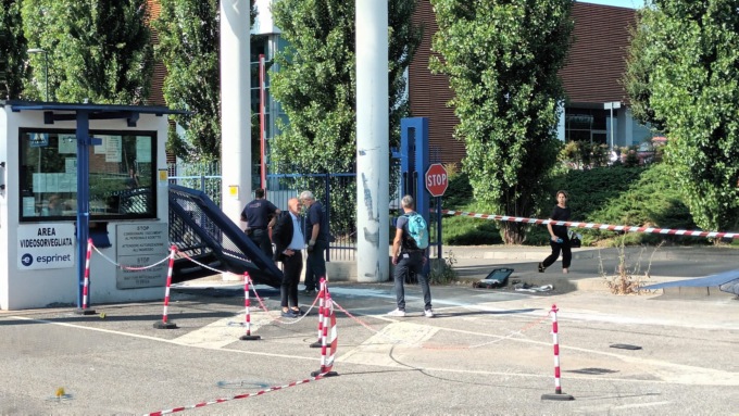 Mezzi in fiamme allo svincolo dell’A4 tra Cambiago e Cavenago: un diversivo per una rapina