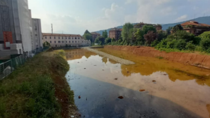 Nel cantiere dell’ex Ismes c’è uno stagno: zona infestata dalle zanzare