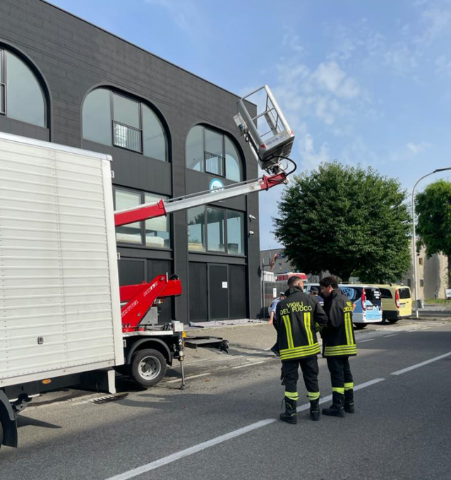 Artigiano di Verdellino sbalzato dal cestello a Seregno: ricoverato in gravi condizioni