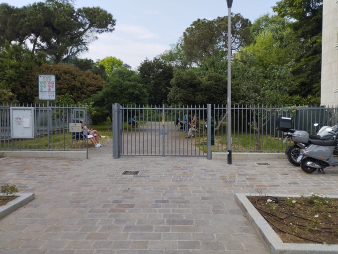 Riaperto l’ingresso del Parco Locatelli su via Broseta: si rimetterà anche la targa