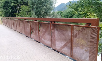 Ciclabile della Val Seriana, ad Albino prese di mira dai vandali le nuove passerella