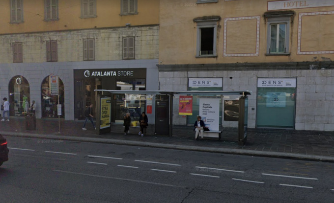 Due uomini di 52 e 53 anni aggrediti in pieno centro a Bergamo da un gruppo di ragazzi