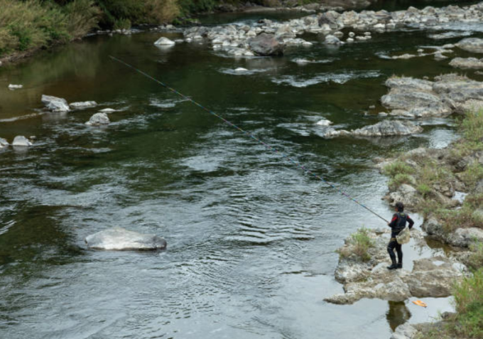 Stava pescando quando è caduto nel Brembo: salvato dai vigili