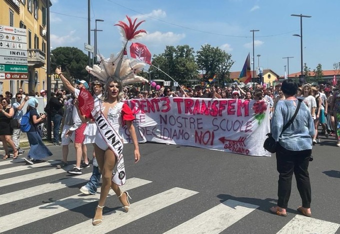 È stato il giorno del Pride a Bergamo. Video e foto di una marcia colorata di cinquemila persone