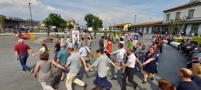 Piazzale Marconi si trasforma di nuovo in una pista da ballo con le danze popolari