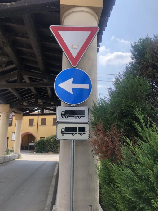 Torre Pallavicina, la Provincia posa un nuovo cartello e la viabilità va in caos